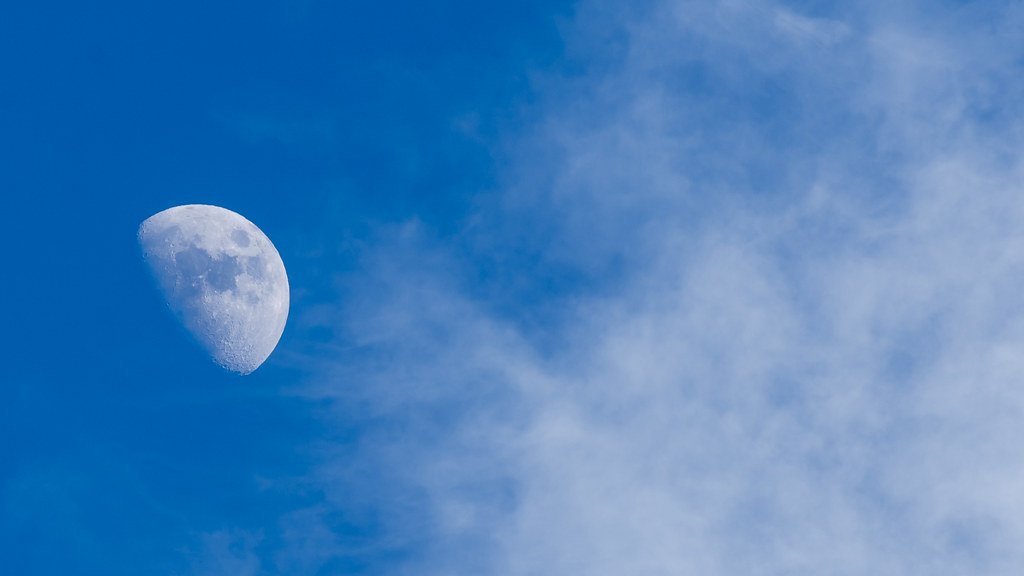 27 суток луна. Луна днем. Атмосфера Луны. Голубое небо днем и Луна. Видимость Луны с земли.