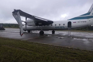 Российский самолет сломал крыло при посадке из-за ошибки пилота