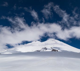 Две вершины Эльбруса
