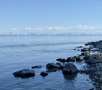 И времени не властна кристальная вода, там берег освящённый Байкала