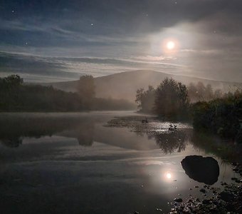 Луна над Белой рекой