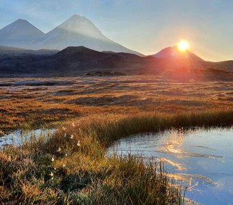 Два вулкана на рассвете