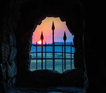 Вид на закатное солнце из окна мавзолея Тура-хана. Чишминский район, Башкирия