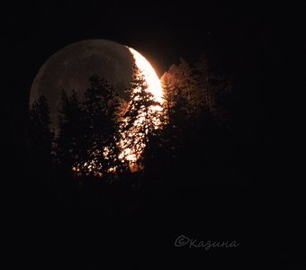 Вечерний уход молодой Луны за горы