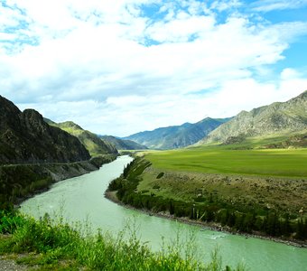 Река Катунь убегающая в даль, Горный Алтай, Чуйский тракт, Россия.
