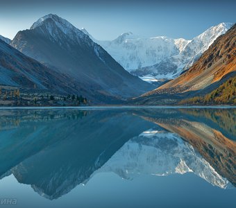 Гора Белуха и озеро Ак-Кем, Горный Алтай.