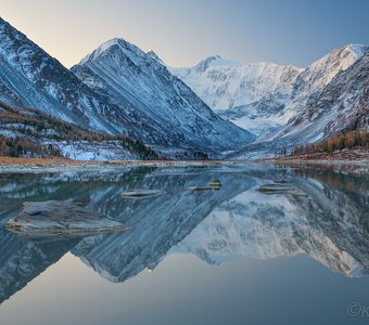 Гора Белуха и озеро Ак-Кем, Горный Алтай.