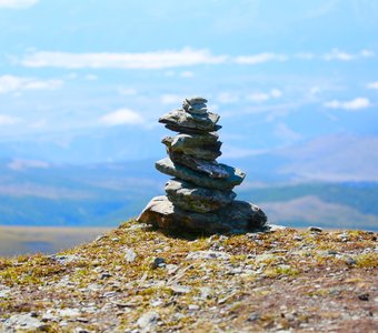 Пирамидка из камней на вершине горы