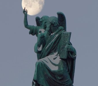 «Святой Матфей и Ангел» под Луной
