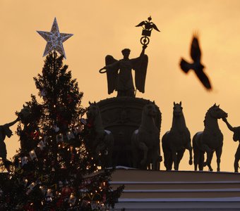 "Петербургские восходы" 20 декабря'22🌝 Колесница Славы в свете восхода. Арка Главного штаба. Дворцовая площадь.