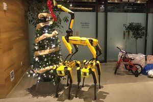 Робособаки Boston Dynamics украсили новогоднюю елку