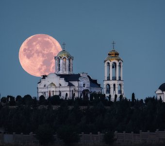 Луна и храм перед рассветом