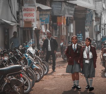 Индийские школьники возвращаются домой