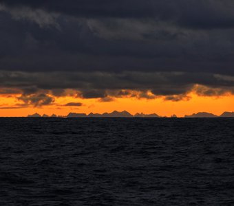 Рассвет над островом Лангёйа (Норвегия)