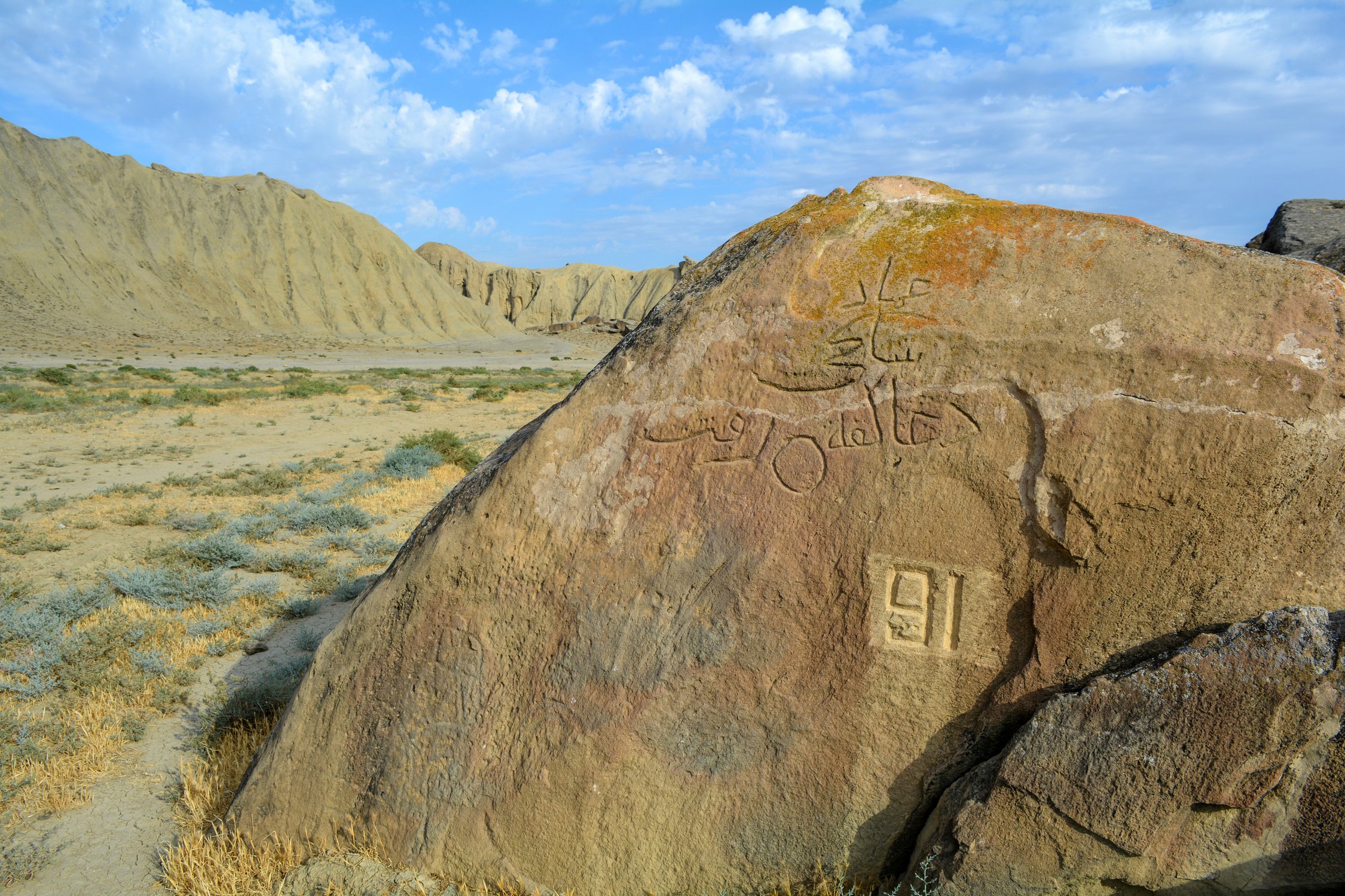 Средневековая надпись на скалах Гобустана
