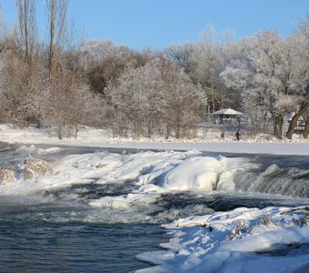Порог на зимней реке