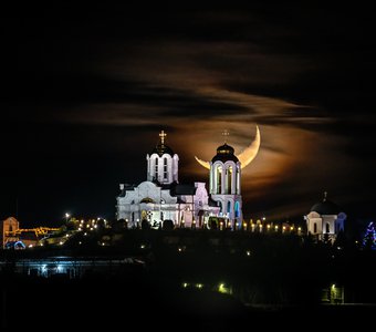 Ночь, храм, Луна...