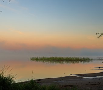 Рассвет и туман на озере Нюхти