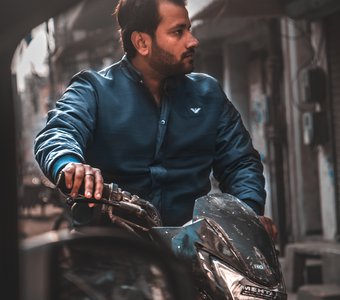 Мотоциклист на дорогах Индии