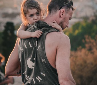 Отец с дочерью на вершине афинского акрополя