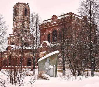 Разрушенный храм. Контрасты.