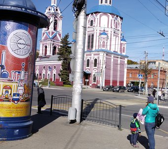 В центре