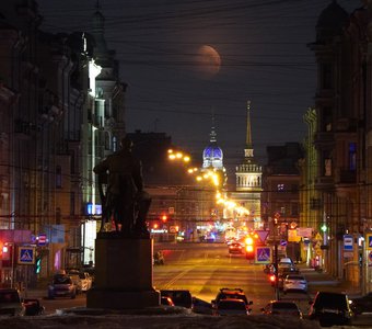 Грибоедов смотрит на закат Луны над Гороховой улицей