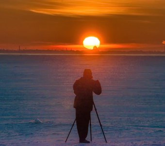 «Петербургские закаты». Закат солнца над Никольским собором Кронштадта.