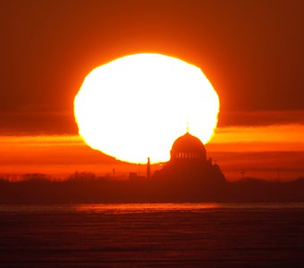 "Петербургские закаты"🌞 Закат солнца над Никольским собором Кронштадта.