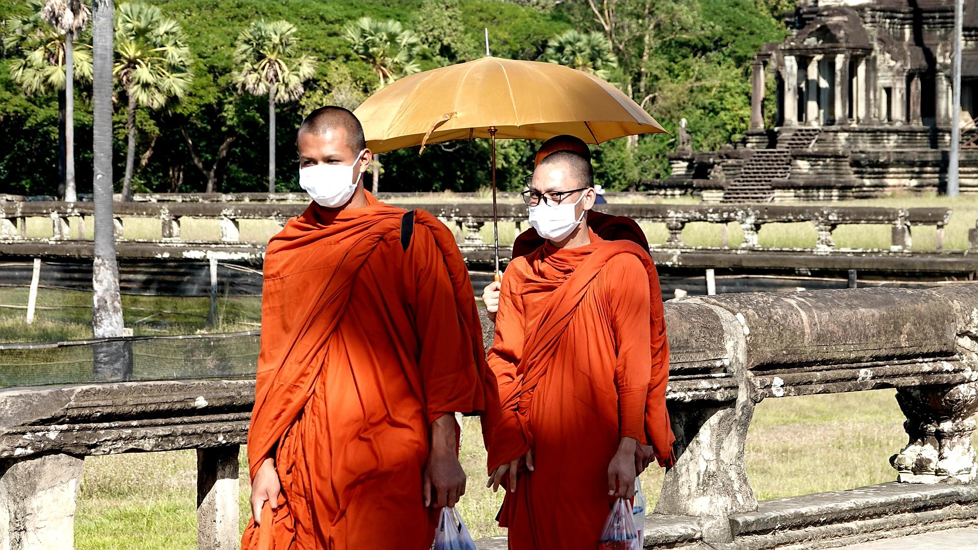 Монахи в храме Ангкор-Ват