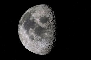 На темной стороне Луны намного больше кратеров. Теперь мы знаем почему