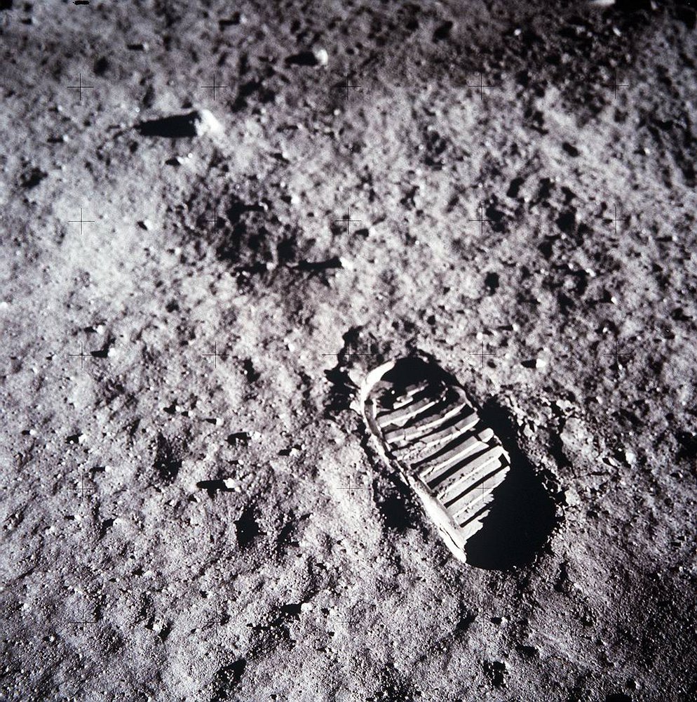 Фото: Крупный план следа ботинка астронавта Базза Олдрина на лунном грунте, сфотографированный 70-мм камерой лунной поверхности во время пребывания Аполлона-11 на Луне.
