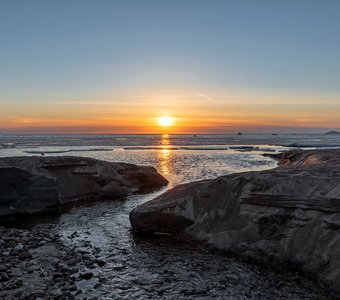 Весенний закат на озере