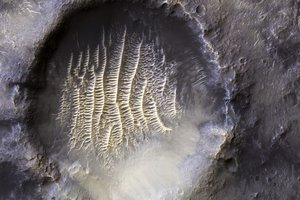 Этот марсианский кратер похож на отпечаток гигантского пальца