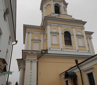 Башня с часами в монастыре в Серпухове