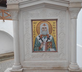 Барельеф с иконой в Высоцком монастыре