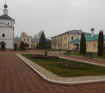 Во дворе Высоцкого монастыря