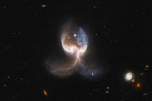 «Хаббл» запечатлел «ангельские крылья» в созвездии Льва