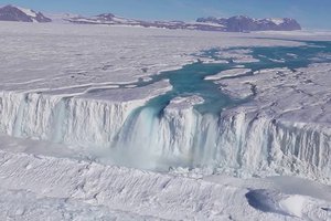Откуда в Антарктиде водопады?