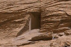 На Марсе нашли «дверь» в скале