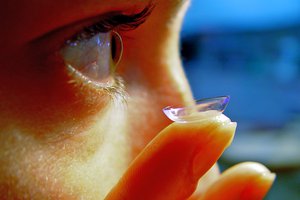 «Умные» контактные линзы помогут лечить глаукому