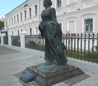 Памятник  у дома-музея