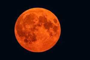 Затмение «кровавой Луны» с расстояния 100 миллионов километров