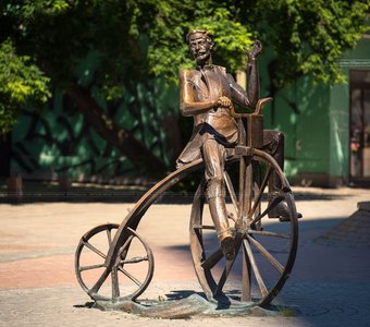 Памятник изобретателю велосипеда Ефиму Артамонову. Город Екатеринбург (Россия)