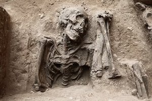 Во дворе разрушенной старой больницы в Перу нашли древние скелеты 42 человек