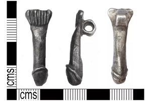 В Великобритании нашли древний римский амулет в форме пениса