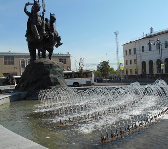 Струи фонтана у Серпуховского вокзала