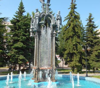 Фонтан с памятником в центре Серпухова