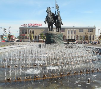 Вид на фонтан и памятник на Серпуховской Привокзальной площади