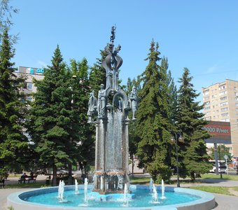 Вид на фонтан с памятником